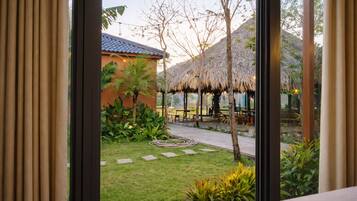 Habitación Deluxe con 2 camas individuales, vista al mar | Vista al jardín