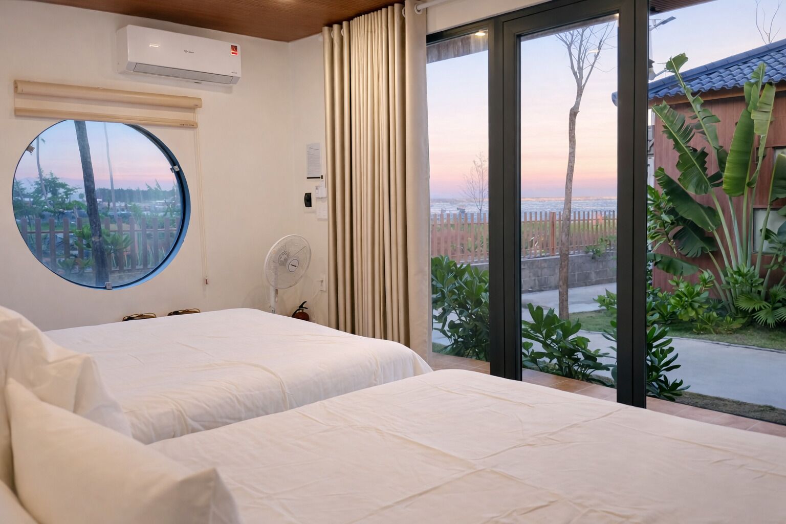 Phòng 2 giường đơn Deluxe, quang cảnh biển | Bàn, phòng cách âm, truy cập Internet không dây miễn phí 