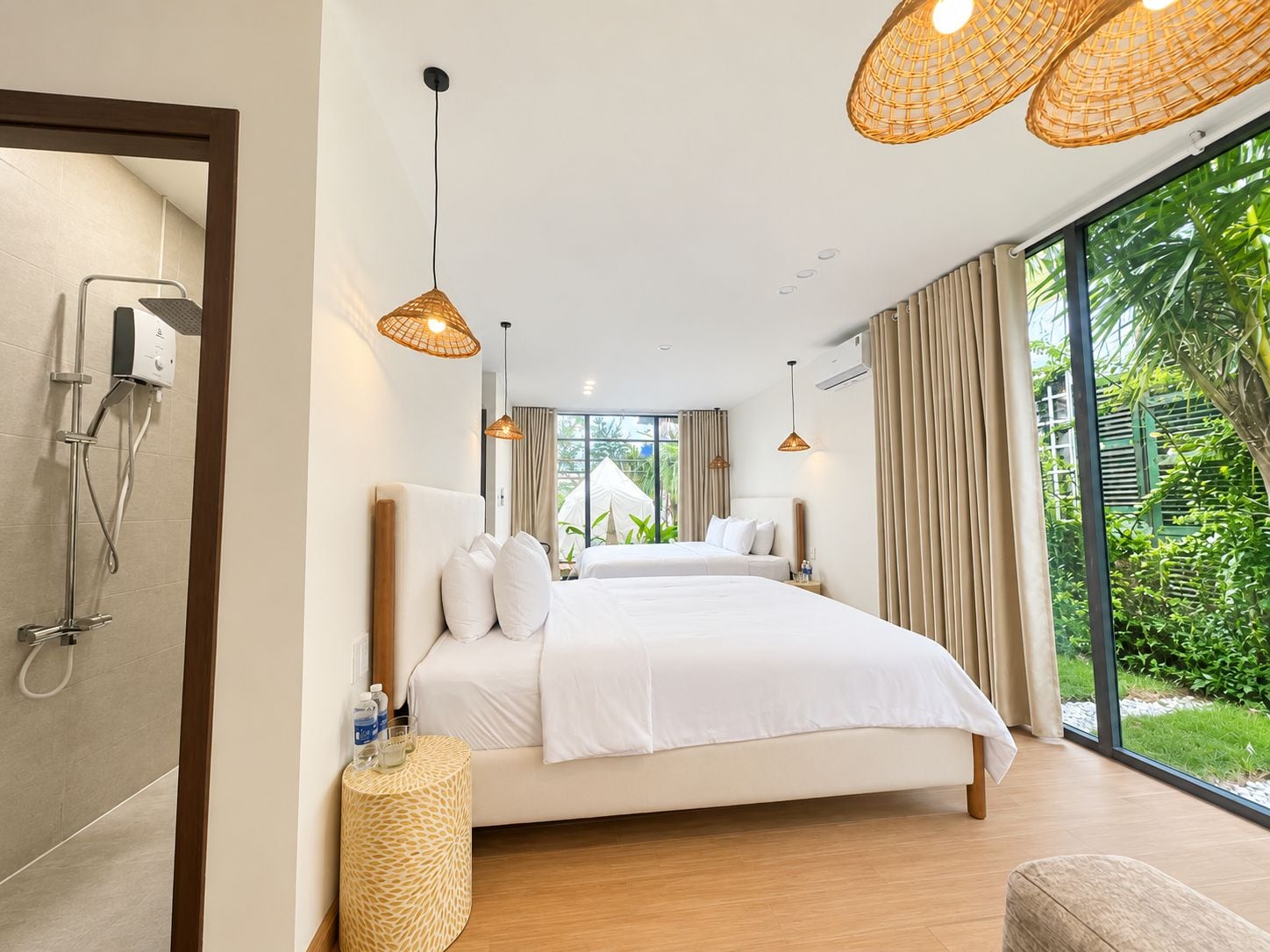 Un dormitorio moderno con una cama grande, ducha y vistas a zonas verdes.