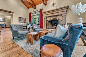 Fernseher, Kamin, Videospiele, DVD-Player