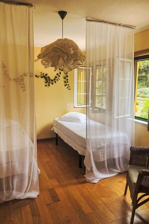 3 bedrooms, desk, Internet