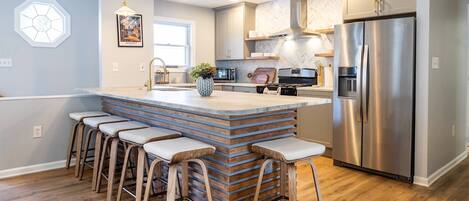 Fridge, microwave, dishwasher, coffee/tea maker