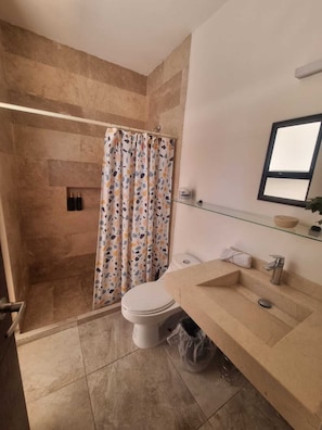 Haartrockner, Handtücher, Seife, Toilettenpapier