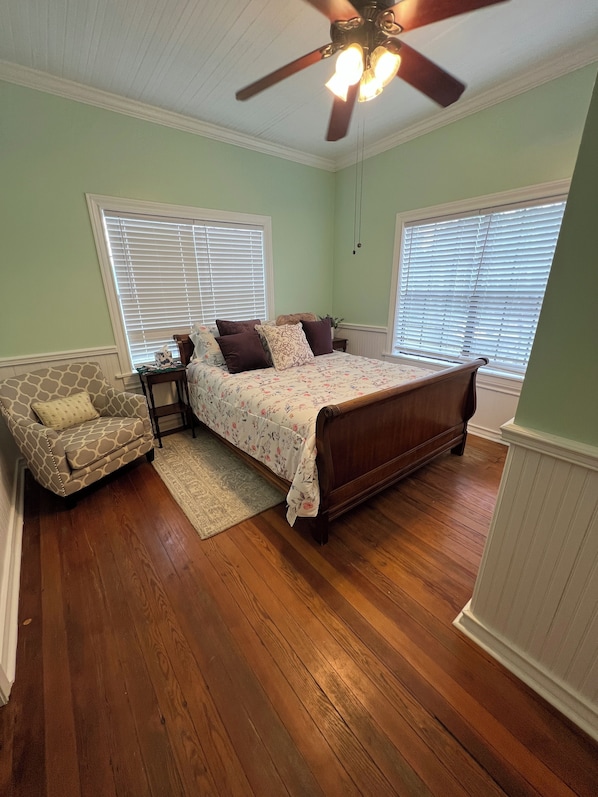 4 bedrooms, iron/ironing board, WiFi, bed sheets