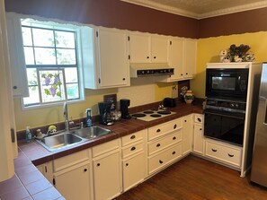 Microondas, horno, placa de cocina, lavavajillas