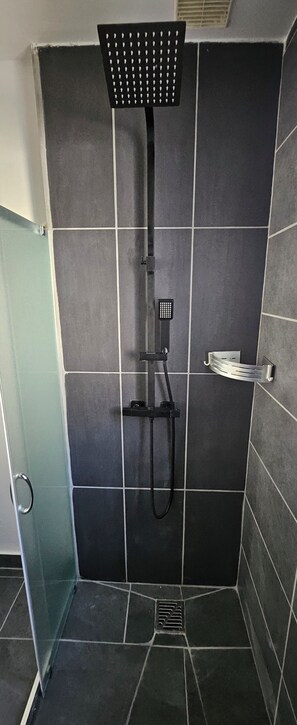 Douche, sĂšche-cheveux, serviettes fournies, savon