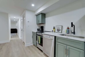 ثلاجة، ميكروويف، فرن، موقد طهي مسطح