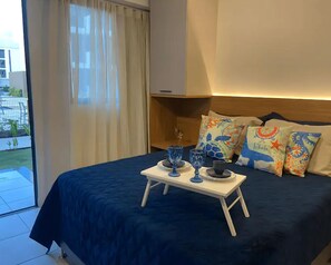 Tabla de planchar con plancha, internet y ropa de cama 