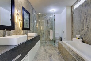 Een douche, een haardroger, handdoeken, zeep