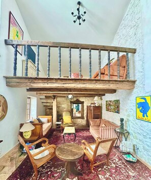 Smart-TV, DVD-Player, Bücher, Musikbibliothek