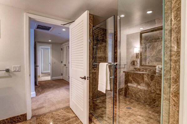 Condo (6 Bedrooms) | Salle de bain | Douche, articles de toilette griffés