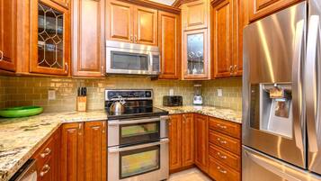 Condo (3 Bedrooms) | Private kitchen | Microwave, oven, dishwasher, coffee/tea maker