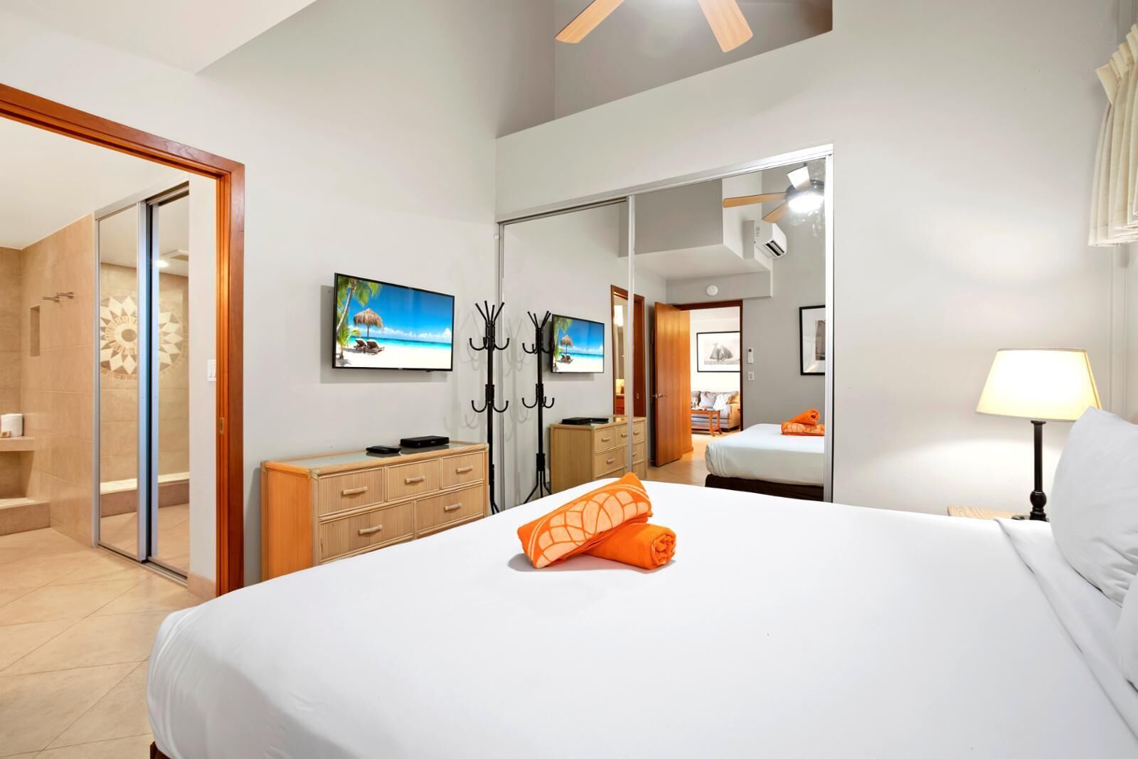 6 habitaciones y espacio para trabajar con laptop 