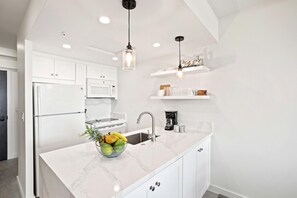 Condo (2 Bedrooms) | Cocina privada | Microondas, horno, lavavajillas y cafetera y tetera 