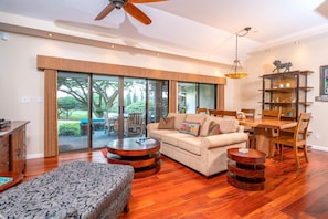 Condo (4 Bedrooms) | Living room