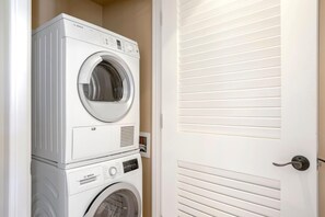Condo (4 Bedrooms) | Laundry room