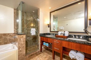 Condo (4 Bedrooms) | Phòng tắm | Buồng tắm vòi sen, đồ dùng nhà tắm được thiết kế riêng