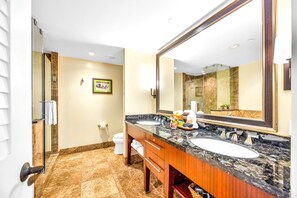 Apartment (5 Bedrooms) | Badezimmer | Dusche, Designer-Toilettenartikel