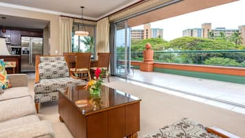 Apartment (Multiple Bedrooms) | Wohnzimmer | Fernseher