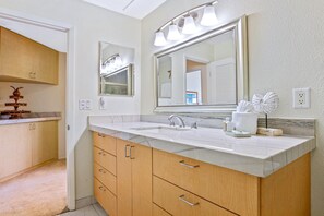 Condo (4 Bedrooms) | Bathroom | Shower, designer toiletries