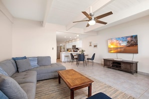 Condo (4 Bedrooms) | Living room