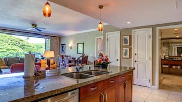 Condo (3 Bedrooms) | Cocina privada | Microondas, horno, lavavajillas y cafetera y tetera