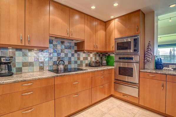 Condo (4 Bedrooms) | Cocina privada | Microondas, horno, lavavajillas y cafetera y tetera 