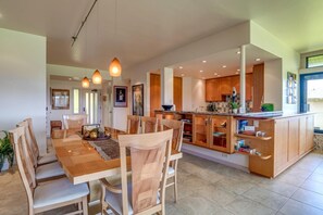 Condo (4 Bedrooms) | Dining