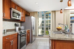 Condo (3 Bedrooms) | Private kitchen