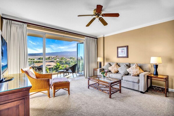 Condo (4 Bedrooms) | Living room