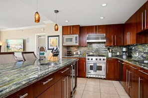 Condo (5 Bedrooms) | Private kitchen | Microwave, oven, dishwasher, coffee/tea maker