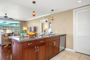 Huoneisto (4 Bedrooms) | Yksityinen keittiö | Mikroaaltouuni, uuni, astianpesukone, kahvin-/teenkeitin