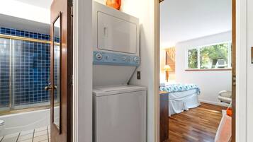 Condo (3 Bedrooms) | Lavandería