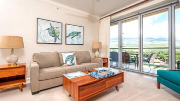 Condo (5 Bedrooms) | Living room | TV