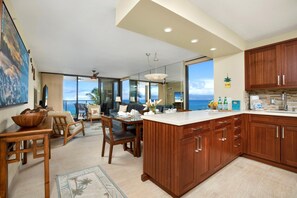 Condo (6 Bedrooms) | Private kitchen | Microwave, oven, dishwasher, coffee/tea maker