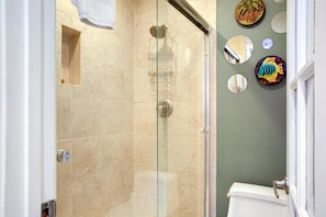 Appartement (2 Bedrooms) | Badkamer | Een douche, designer toiletartikelen, een haardroger