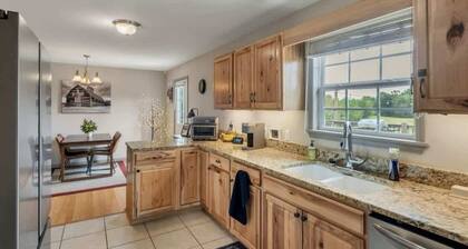 Country Retreat w/ Hot Tub on 20 Acres in Dickson