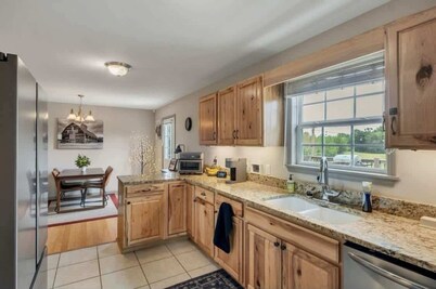 Country Retreat w/ Hot Tub on 20 Acres in Dickson