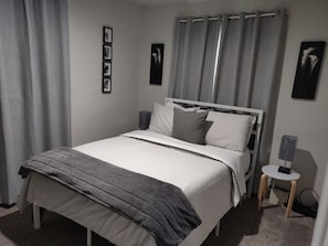 2 bedrooms, desk, iron/ironing board, WiFi