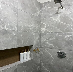 Een douche, een bubbelbad, een haardroger, handdoeken