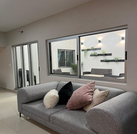 Smart TV. Charming 2-bedroom house with WiFi, AC in delightful Coquimatlán