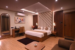 Deluxe suite | Een kluis op de kamer, een strijkplank/strijkijzer, gratis wifi