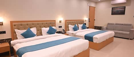 Family Quadruple Room | In-room safe, iron/ironing board, free WiFi