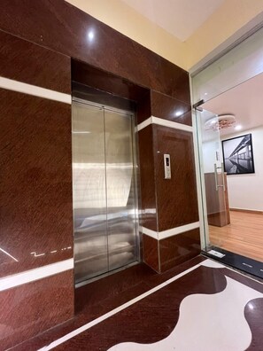 Lift - Sunrise Vista Inn (Prayagraj)