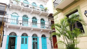A building with multiple balconies, large windows, and a sign that reads "Espacio Comercial." - CASA ESMERALDA, Refined duplex 120m2 (Panama)