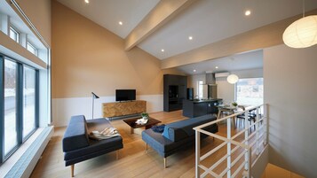 Cubrecamas y caja de seguridad en la habitación 