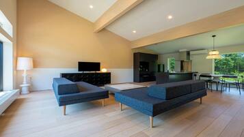 Family Villa, Mountain View | Down comforters, in-room safe, individually decorated