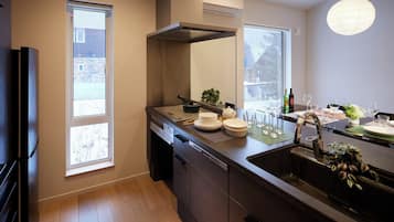 Vila Keluarga, pemandangan gunung | Dapur pribadi | Lemari es besar, microwave, kompor, dan pemanggang roti