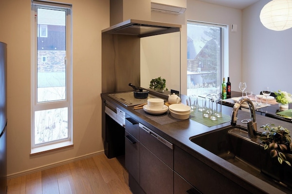 Villa familiar, vistas a la montaña | Cocina privada | Frigorífico grande, microondas, placa de cocina y tostadora