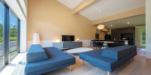 Comfort Villa, Mountain View | Down comforters, in-room safe, individually decorated